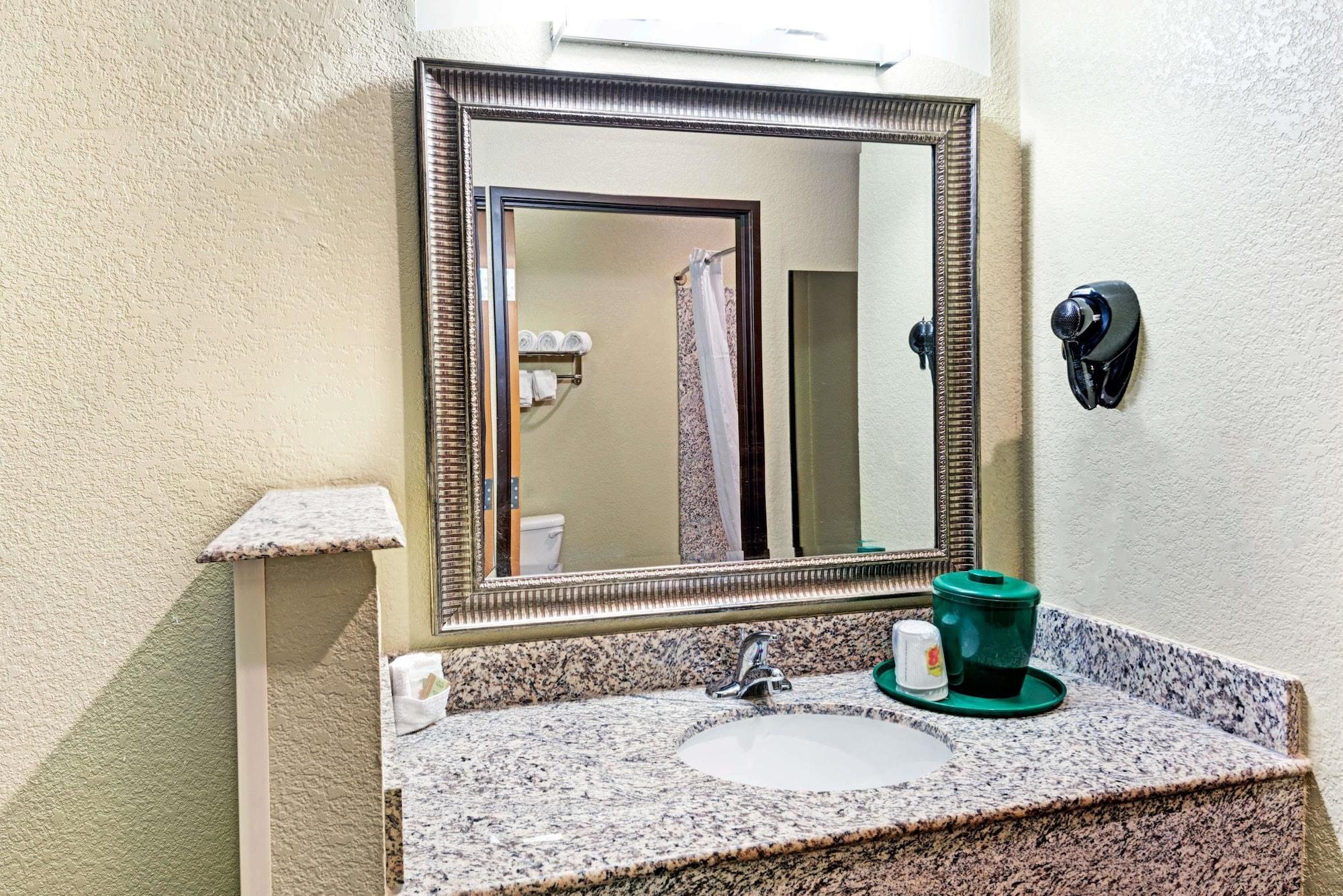 Super 8 By Wyndham San Antonio/Alamodome Area Hotel Kültér fotó