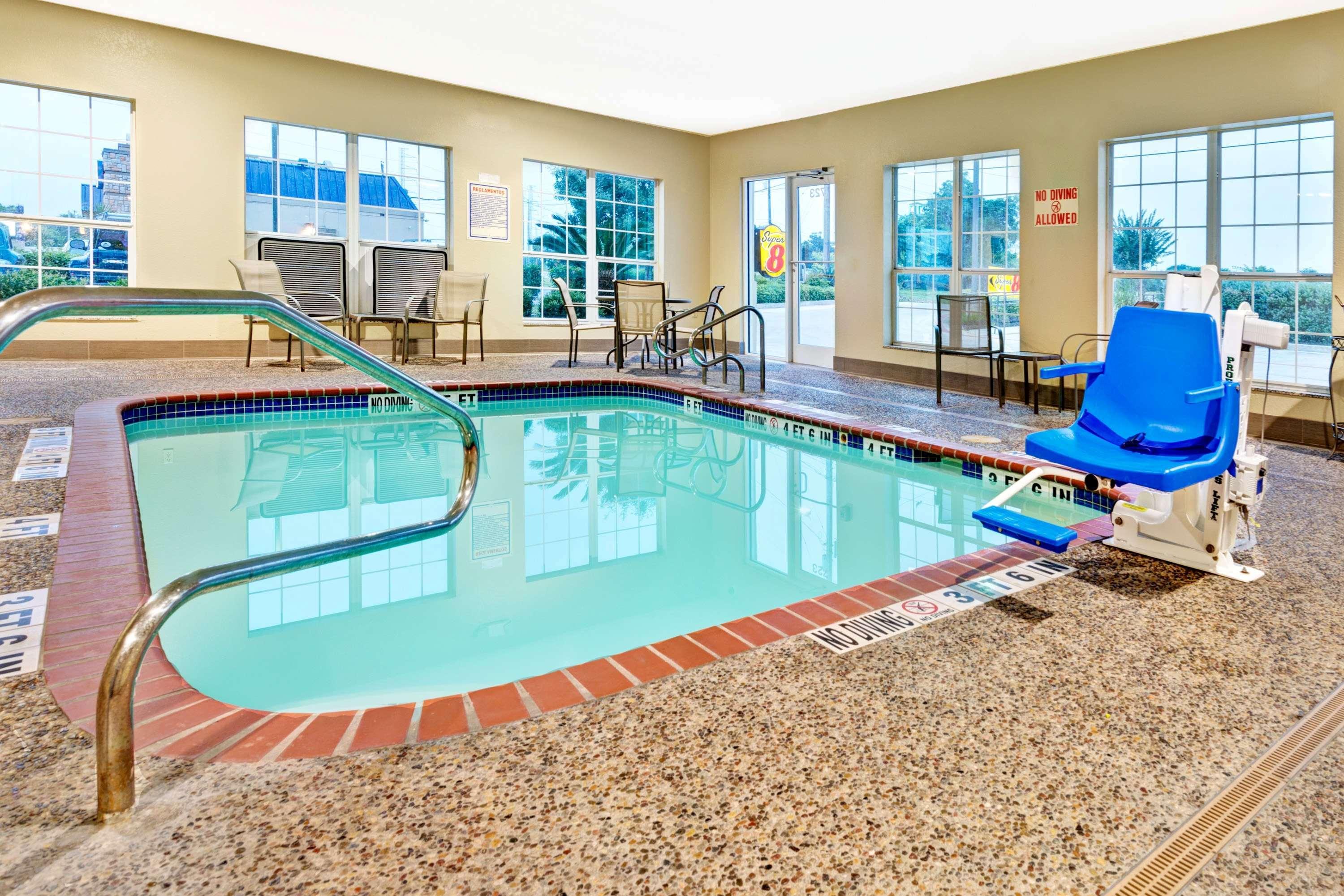Super 8 By Wyndham San Antonio/Alamodome Area Hotel Kültér fotó